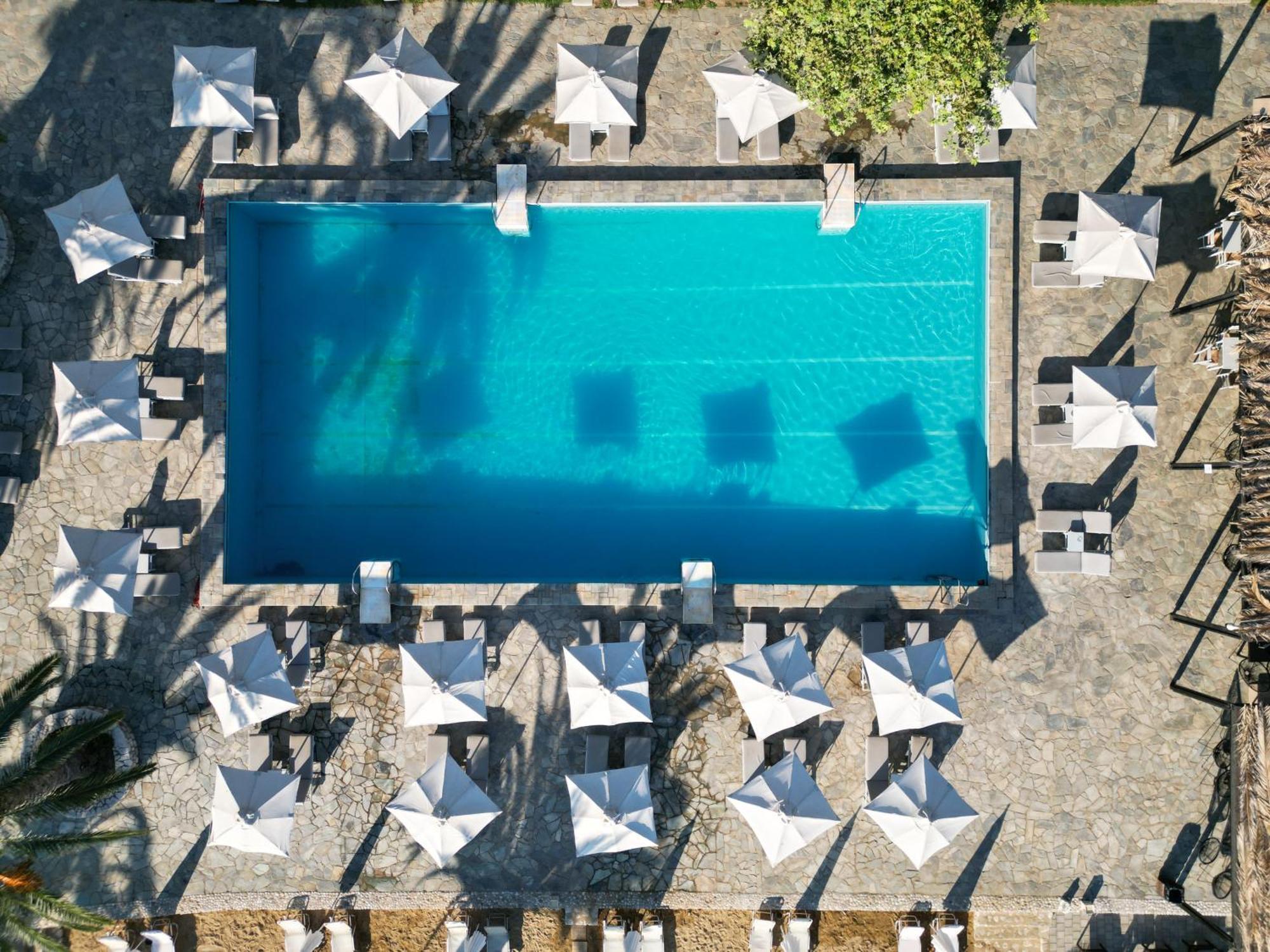 Long Beach Hotel & Resort Longos  Dış mekan fotoğraf
