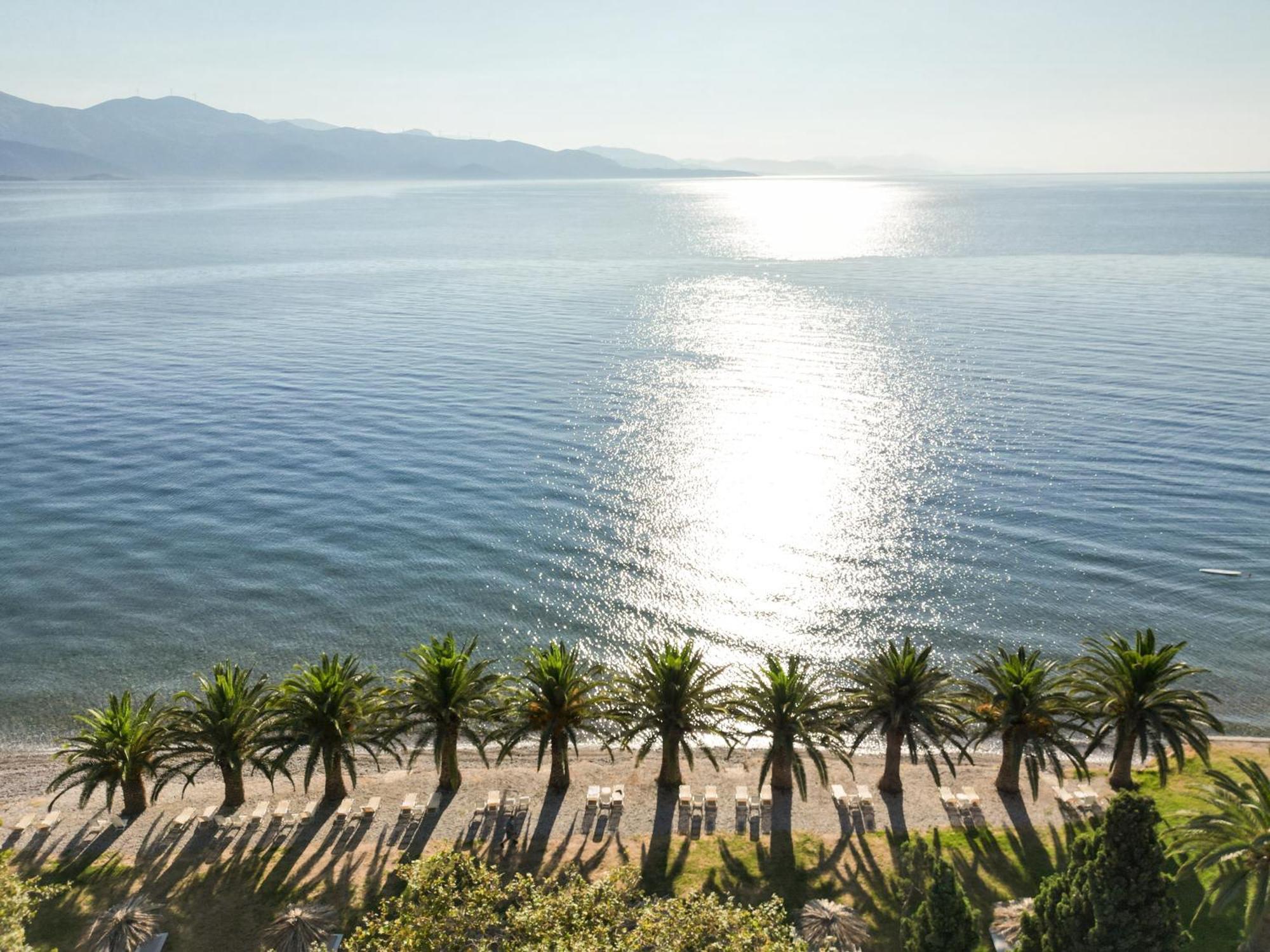 Long Beach Hotel & Resort Longos  Dış mekan fotoğraf
