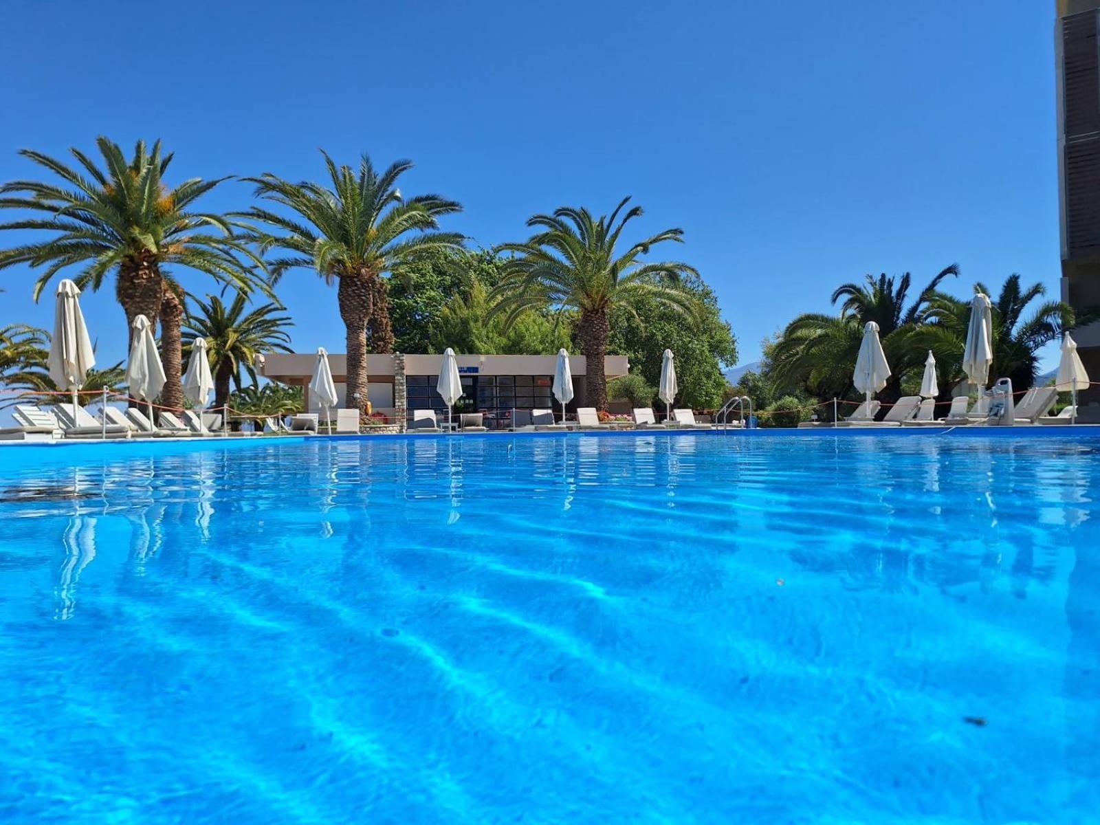 Long Beach Hotel & Resort Longos  Dış mekan fotoğraf